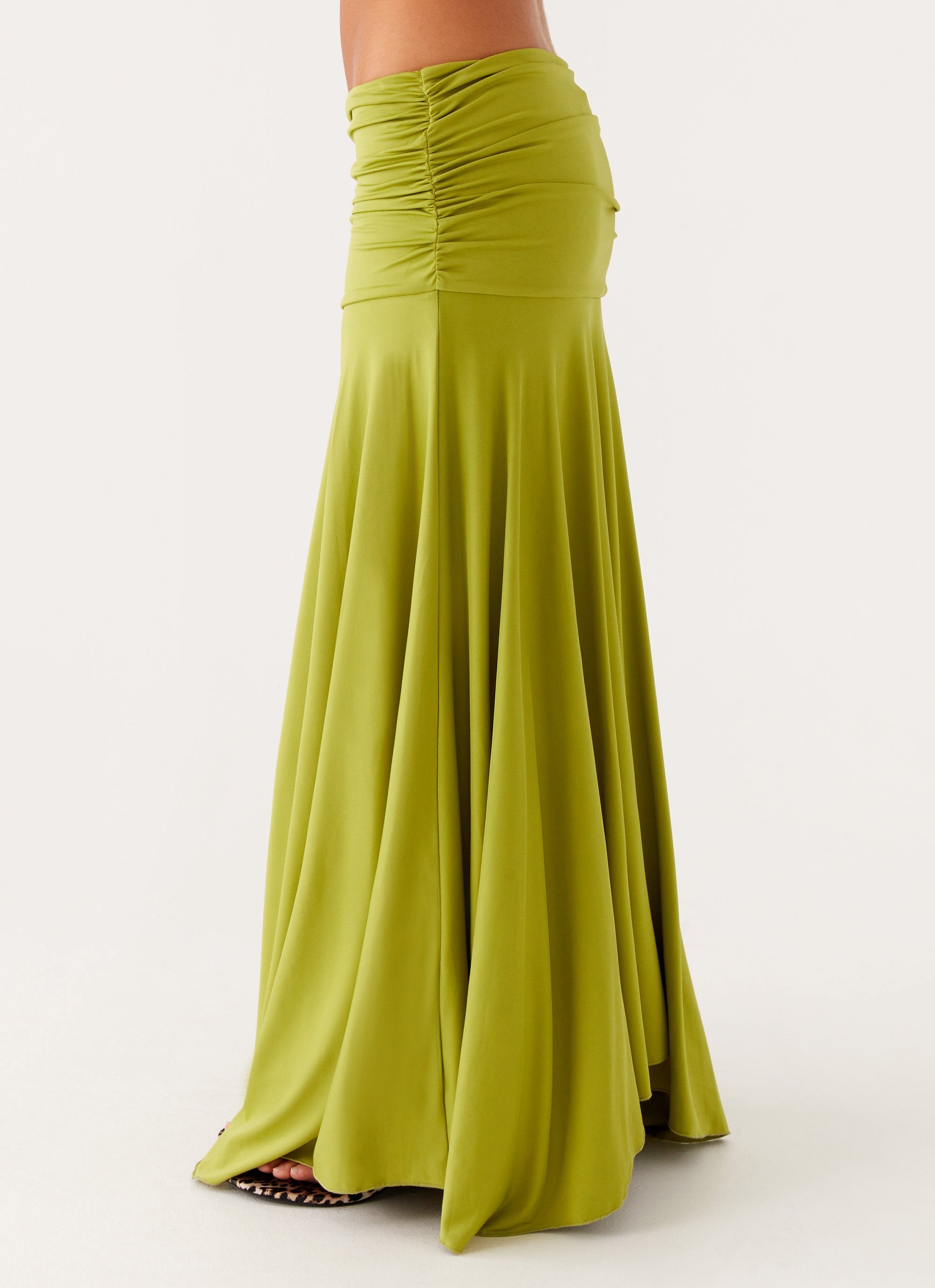 Seraphina – Maxikleid aus gerafftem Satin