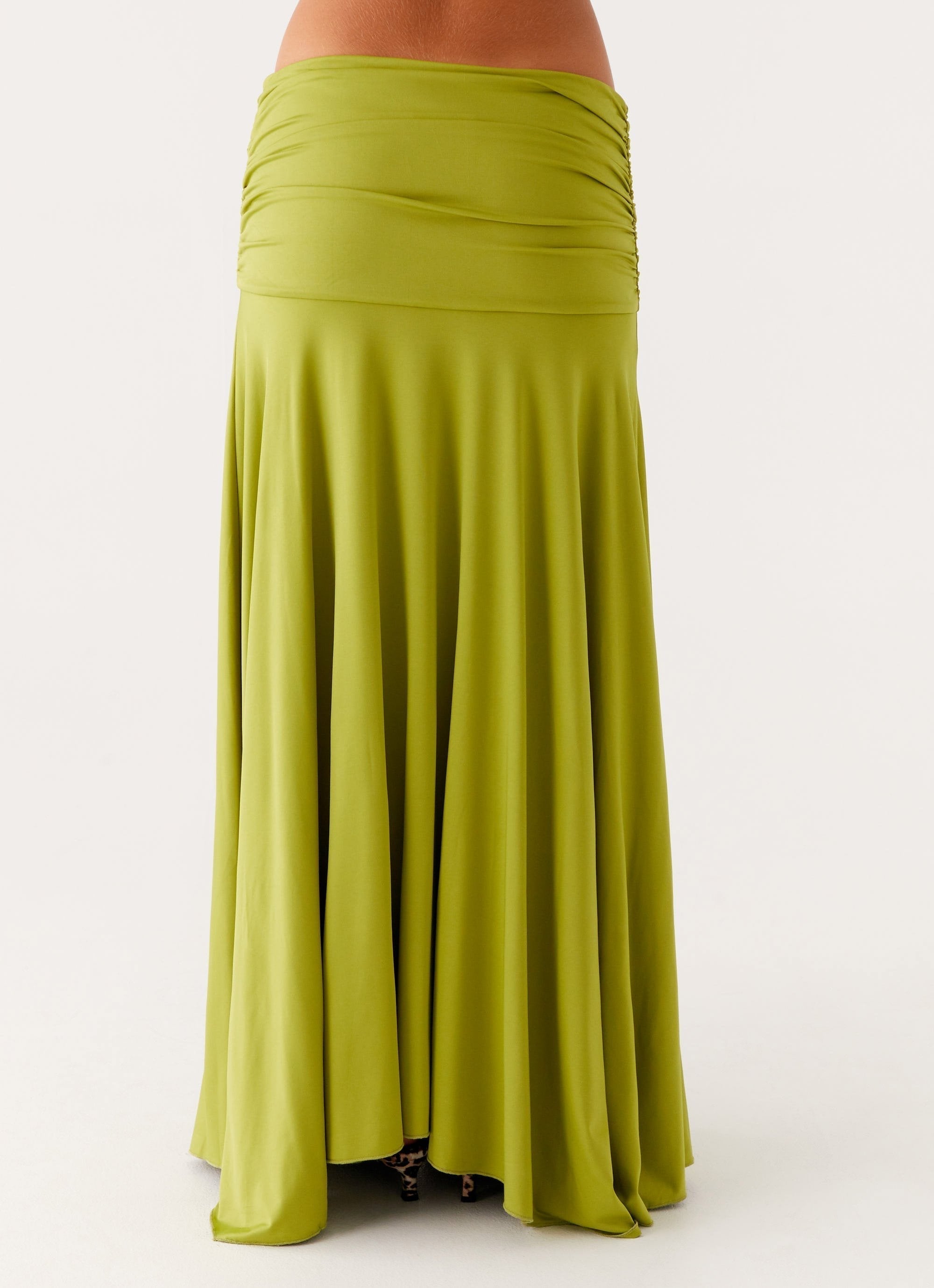 Seraphina – Maxikleid aus gerafftem Satin