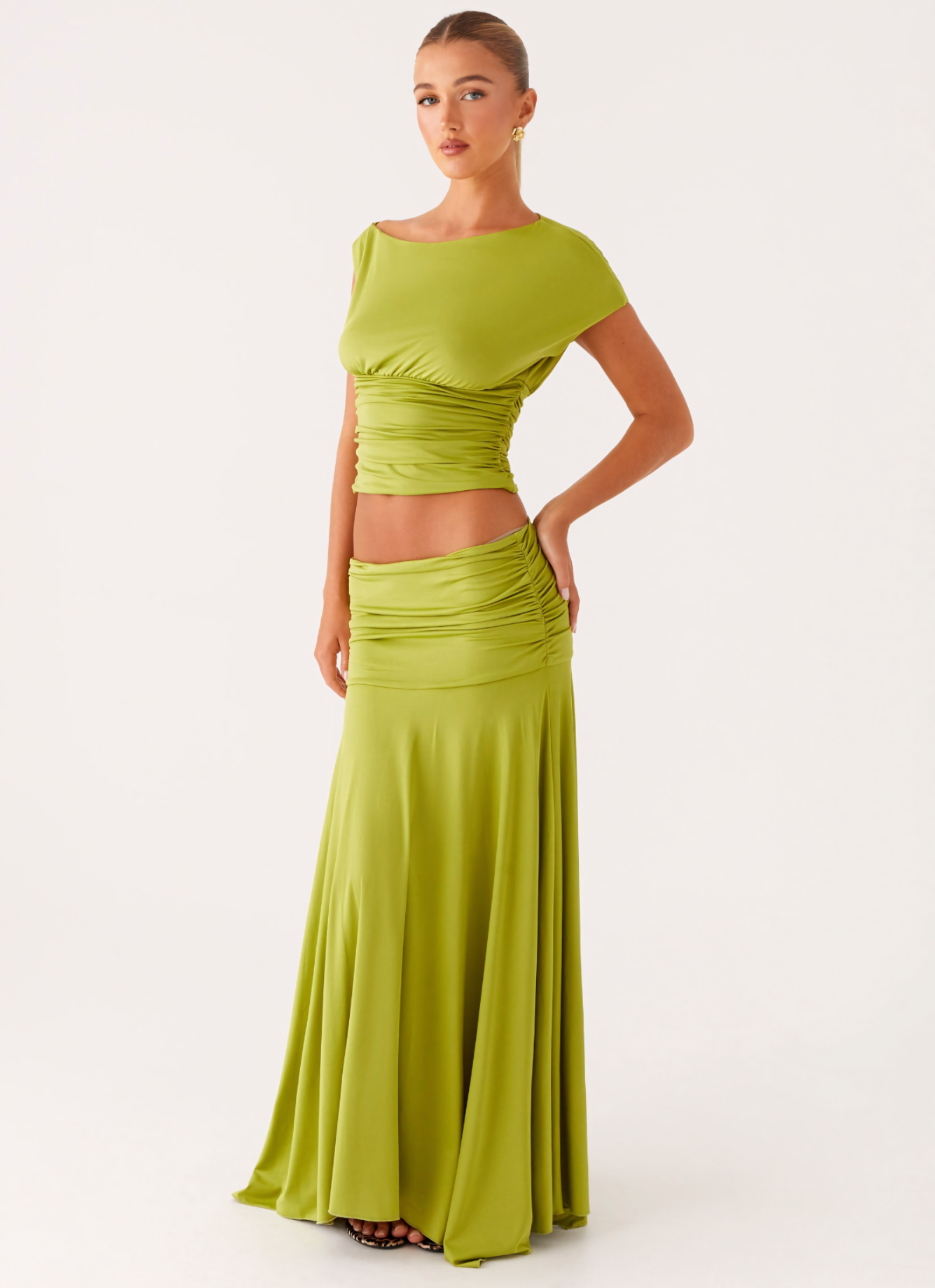 Seraphina – Maxikleid aus gerafftem Satin
