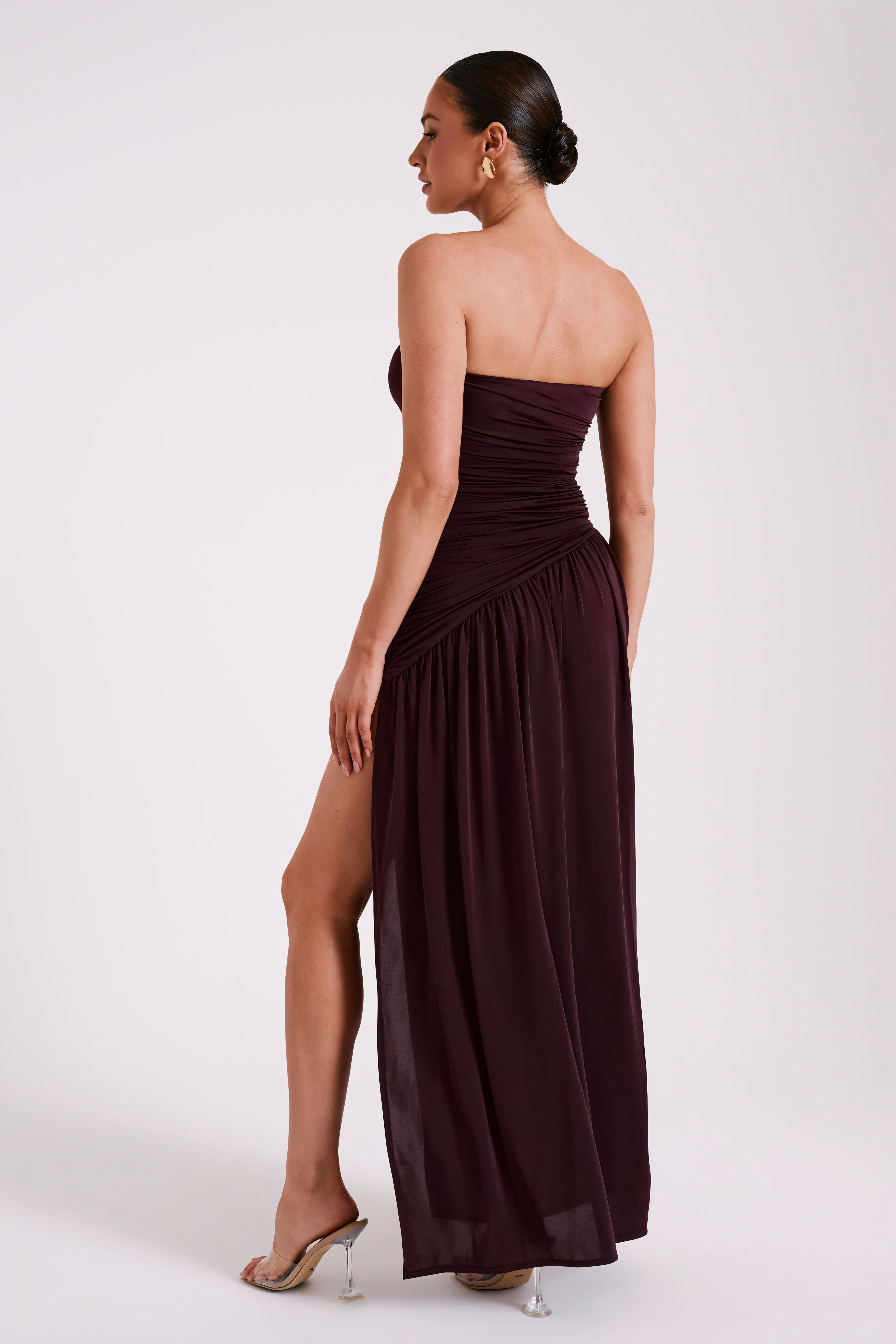 Selvara – Gerafftes Abendkleid in Bordeaux
